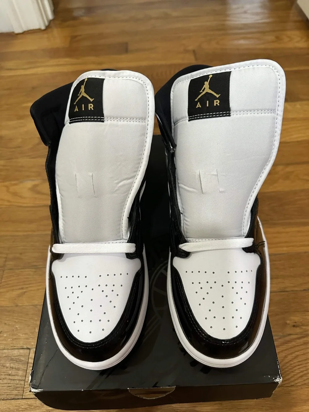 *Slightly Used* Jordan 1 Mid Men White Gold (852542-007) Size 8.5 *Damaged Box*